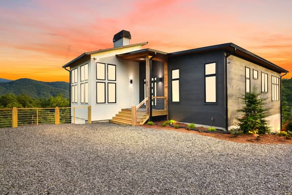 Mountain View Manor - Image 1